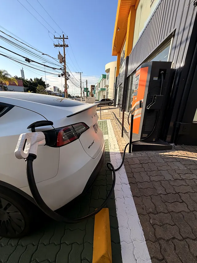 Cabo CCS2 conectado à entrada de carga de um carro elétrico no eletroposto Spark