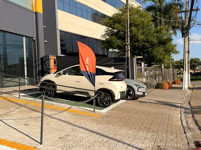 Dois carros elétricos carregando ao mesmo tempo no eletroposto Spark em Itu